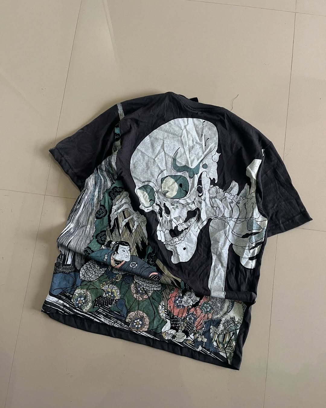 Black oversized t-shirt with large skeleton and traditional Japanese battle scene print – Junk Fits ukiyo-e inspired streetwear


