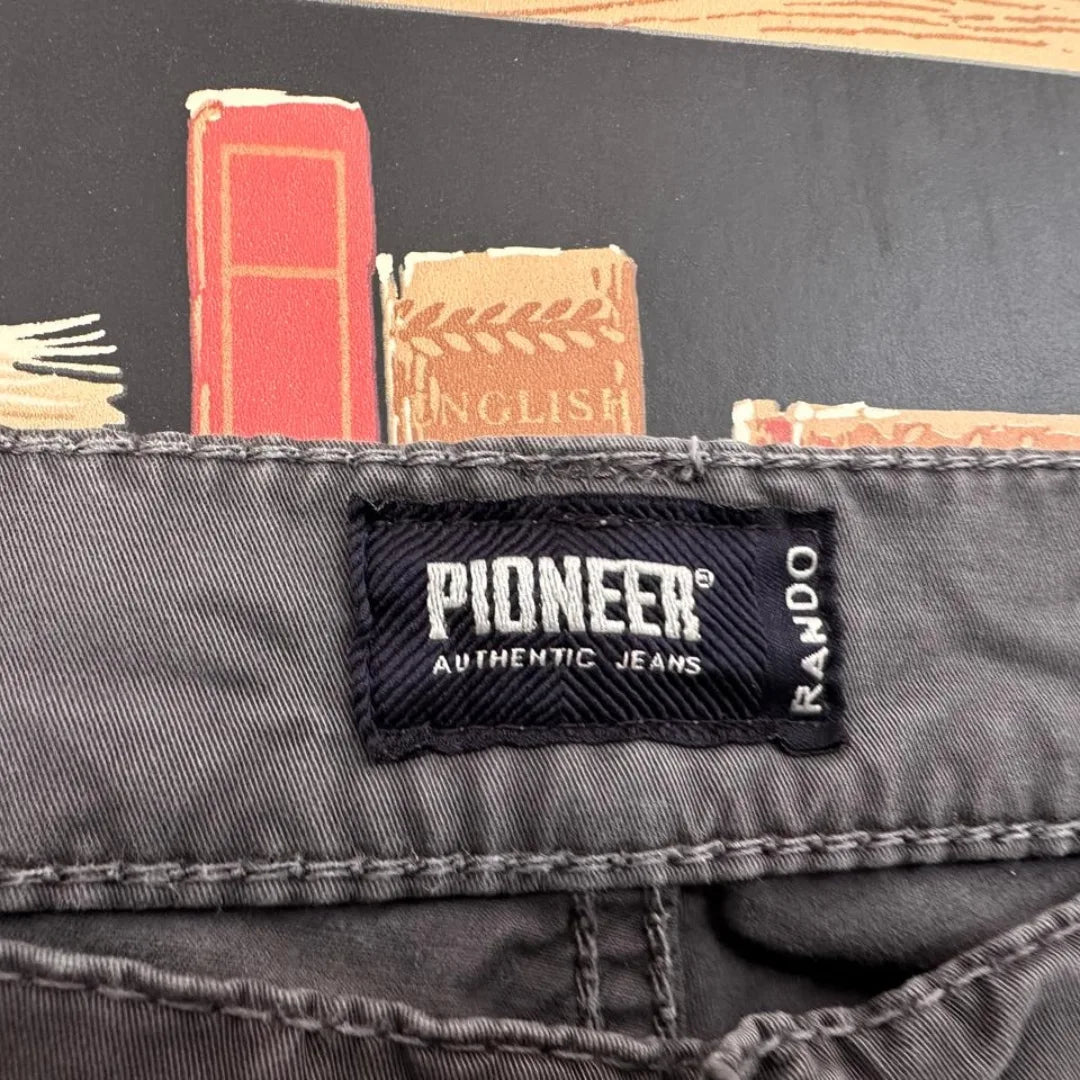 Close-up of fabric and pocket details on Junk Fits Big Size Cargo Pants